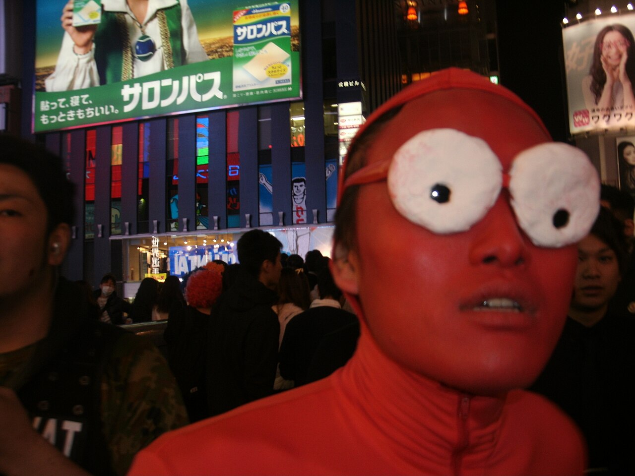 Maquillage intégral rouge et yeux factices, Halloween dans la rue à Osaka