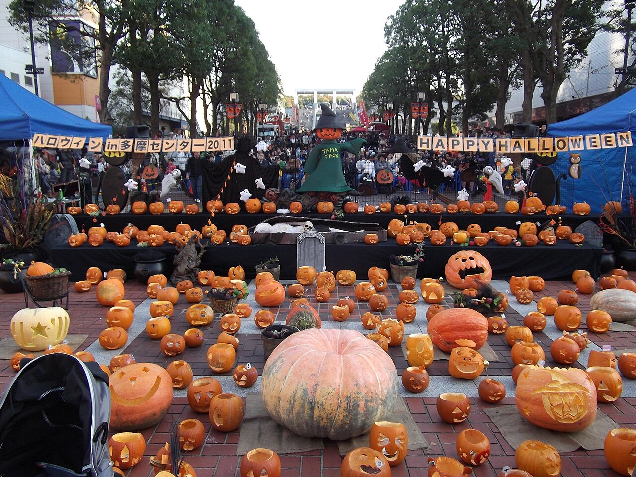Fête d'Halloween japonaise avec des centaines de citrouilles sculptées