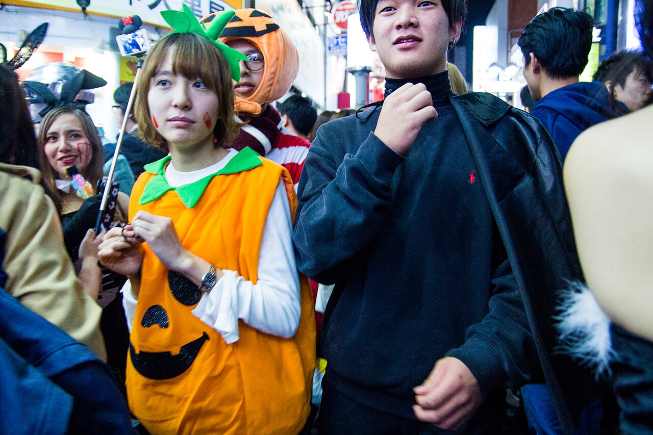 Tabard citrouille porté par-dessus un pull, Halloween à Tokyo
